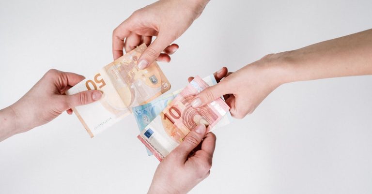 découvrez la signification de 'cost', son utilisation en français et en anglais, et comment ce terme s'applique dans différents contextes économiques ou quotidiens.