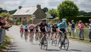 découvrez le triomphe spectaculaire de baptiste allain à moréac lors d'une course de cyclisme intense et sans répit, où chaque seconde a compté.